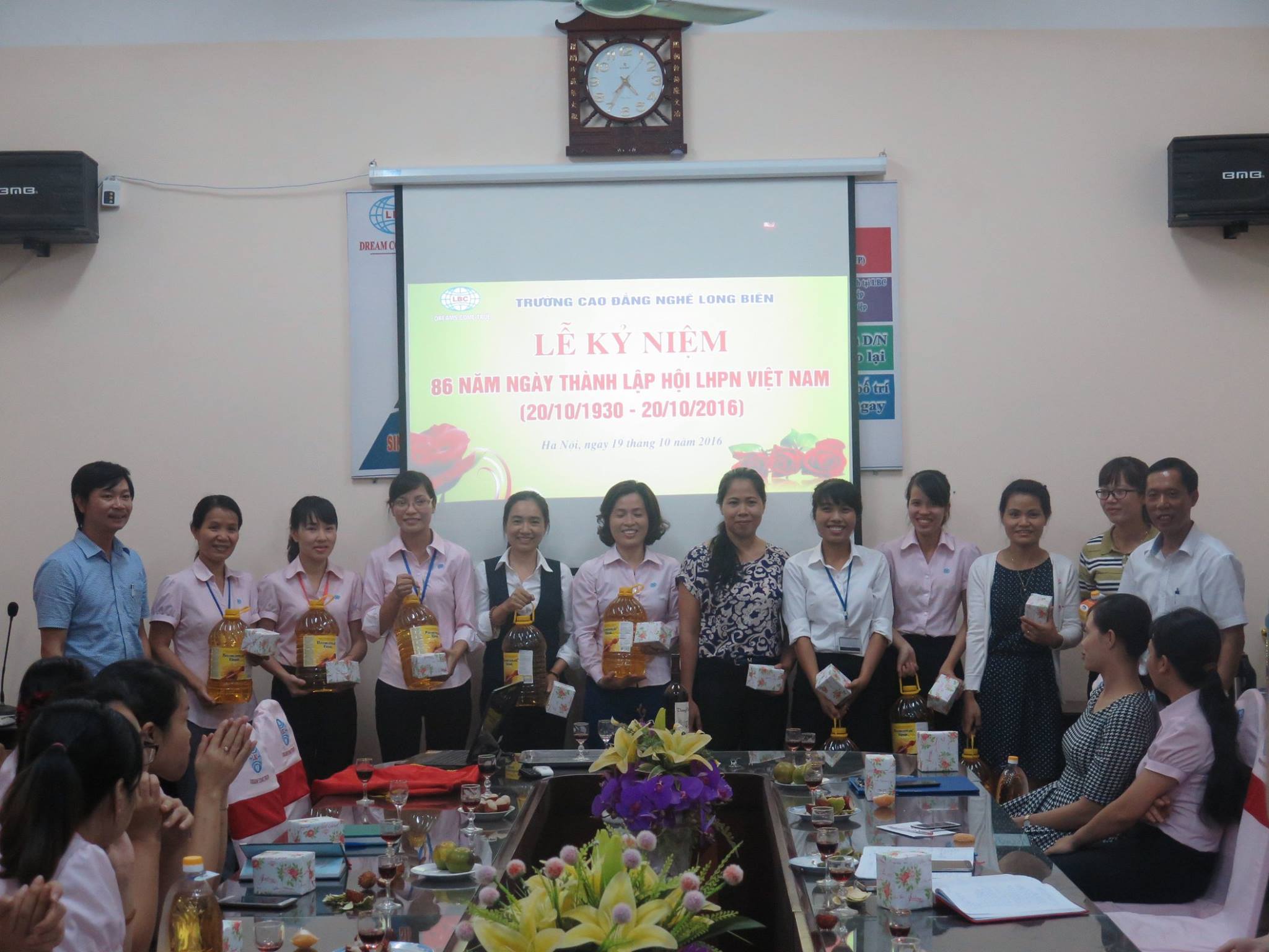 NIỀM VUI LỚN TỪ NHỮNG MÓN QUÀ GIẢN DỊ