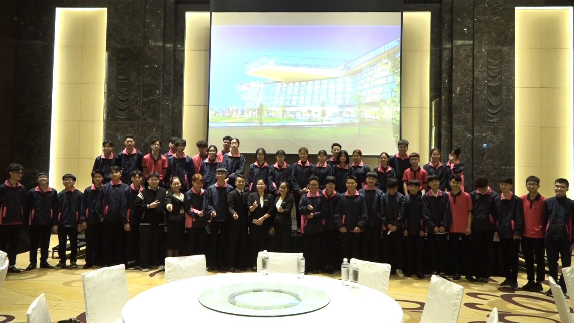 Sinh viên LBC thăm quan trải nghiệm học tập tại Khách sạn JW Marriott